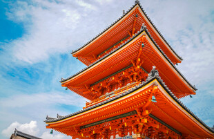 日式橙红色多层塔楼景观