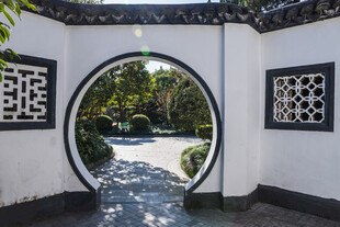 中式园林圆门景致