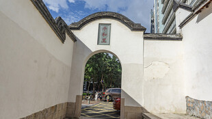 中式拱门白墙小巷景致