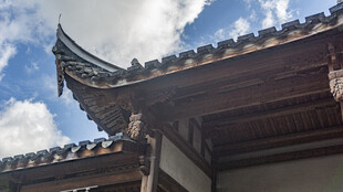 中式古建筑屋檐一角