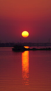 夕阳映水的静谧美景
