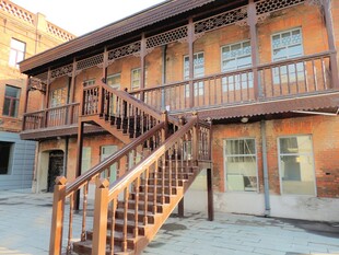复古木质双层建筑楼梯