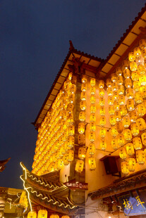 古楼夜景灯笼点亮迷人夜色