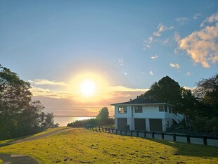 夕阳下的海边小屋美景