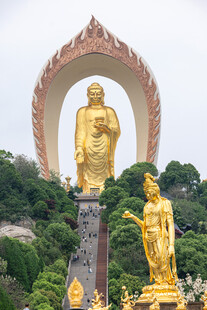 景区内的金色佛像景观
