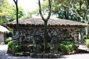 石砌草顶小屋