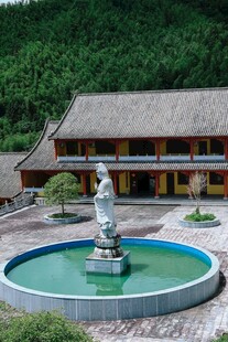 中式庭院喷泉与古朴建筑