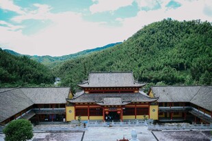 古寺坐落于青山环抱间