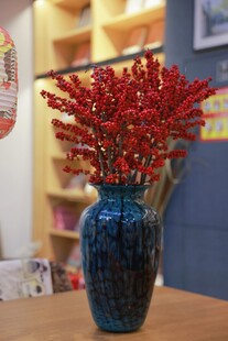蓝瓶插满红果装饰花