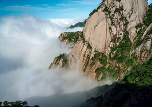 云雾缭绕的险峻高山美景