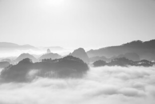 云海山峦间的壮丽景致