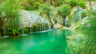 山间碧潭溪流美景
