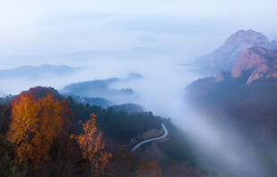 山间秋色云雾缭绕美景