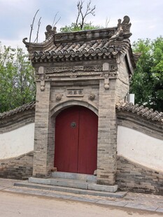 中式传统门楼古朴红门