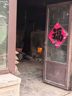 门口贴福字的古朴小屋