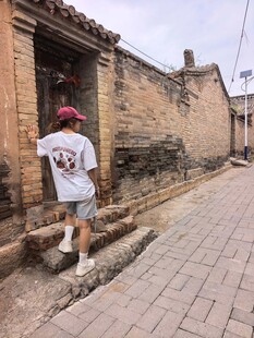 古街风貌行人漫步其中
