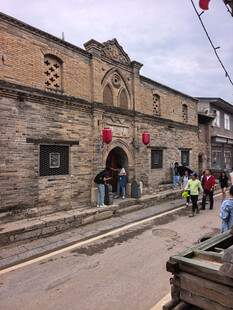 古街建筑前的热闹场景