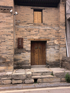 古朴石砌小屋的木门
