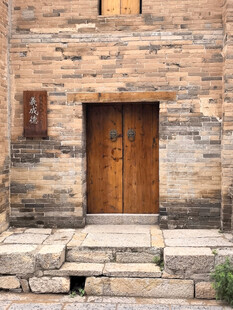 古朴砖墙木门建筑一角