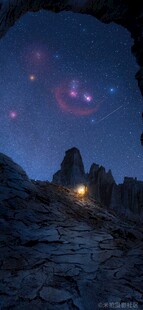 星空下的山地露营景象