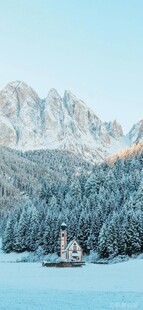 冬日雪山下的静谧湖泊