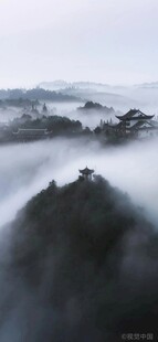 云雾缭绕的山峦美景
