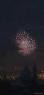 夜空中绚烂绽放的美丽烟花
