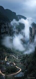 山间云雾缭绕的蜿蜒公路