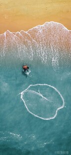 海上孤舟与壮观水幕景象