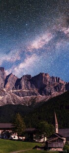 星空下的壮丽山峦美景