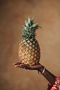 手托新鲜菠萝