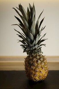 桌上的新鲜菠萝