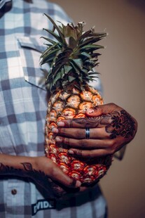 手持菠萝的人