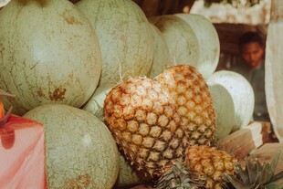 新鲜瓜类与菠萝陈列