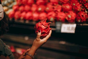 手捧火龙果