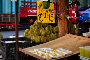 水果摊售卖的榴莲及制品