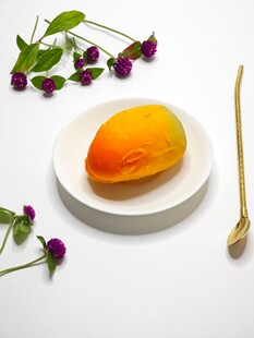 盘中芒果配紫花与金勺