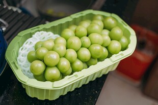 绿色果篮装着青苹果
