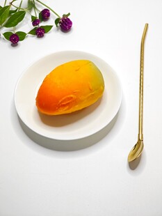 盘中芒果伴花与小勺