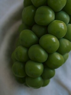 鲜绿饱满青葡萄
