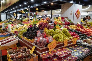 缤纷水果摆满超市摊位