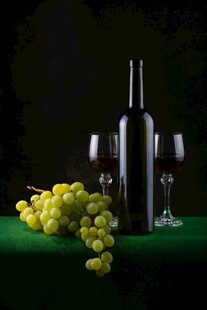 葡萄美酒与酒杯静物图