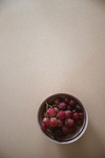 碗中盛放的新鲜红樱桃