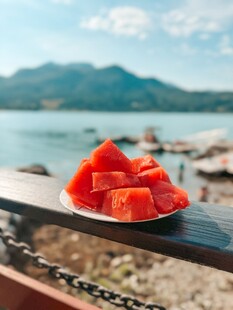 湖畔木盘上的新鲜红西瓜