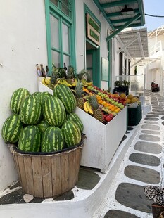 街头水果摊的新鲜西瓜