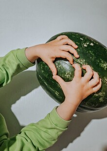 孩子双手触摸绿色大西瓜