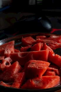 盘中切好的新鲜红西瓜