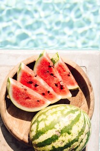 夏日泳池边的美味西瓜