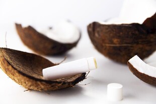 切开的椰子与椰肉