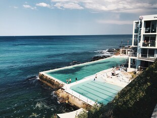 海边泳池与现代建筑景观